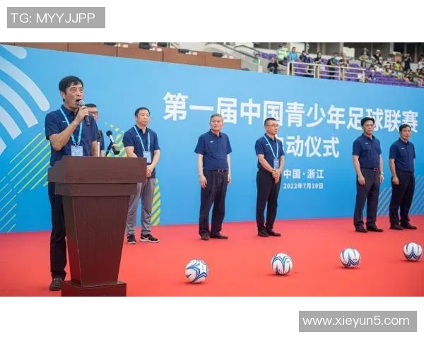 周超足球讲师分享足球技巧与战术解析助力青少年成长与发展